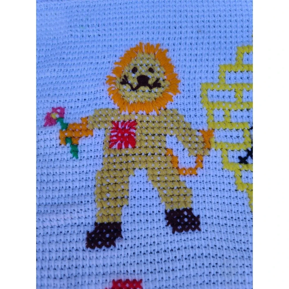Vintage Wizard Of Oz Crocheted Baby‎ Blanket Wall Hanging Collectible  36x36
